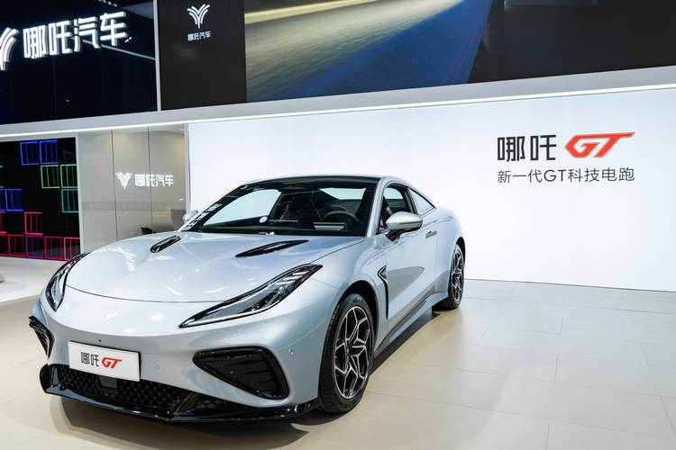 佛山145哪吒汽车在智能汽车领域的表现，领途汽车在新能源汽车市场中的影响力